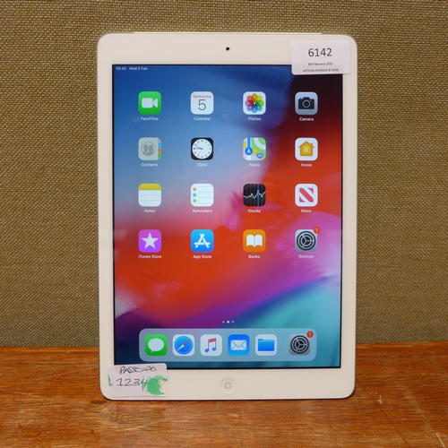 6142 - Apple iPad Air White 16GB (1st generation) model no: fd794b/b (480-712) *This lot is subject to VAT