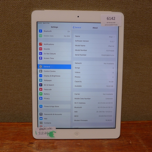 6142 - Apple iPad Air White 16GB (1st generation) model no: fd794b/b (480-712) *This lot is subject to VAT