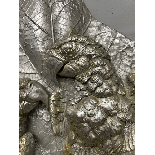 3015 - A parrot wall plaque