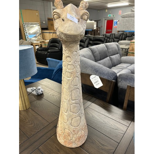 3069 - A large giraffe head