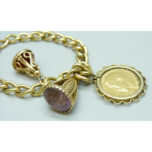 7003 - An 18ct gold bracelet with 18ct gold padlock fastener, with a 1913 full gold sovereign charm in a 9c... 