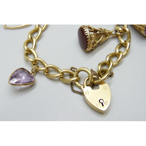 7003 - An 18ct gold bracelet with 18ct gold padlock fastener, with a 1913 full gold sovereign charm in a 9c... 