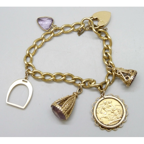 7003 - An 18ct gold bracelet with 18ct gold padlock fastener, with a 1913 full gold sovereign charm in a 9c... 