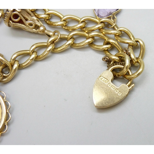 7003 - An 18ct gold bracelet with 18ct gold padlock fastener, with a 1913 full gold sovereign charm in a 9c... 