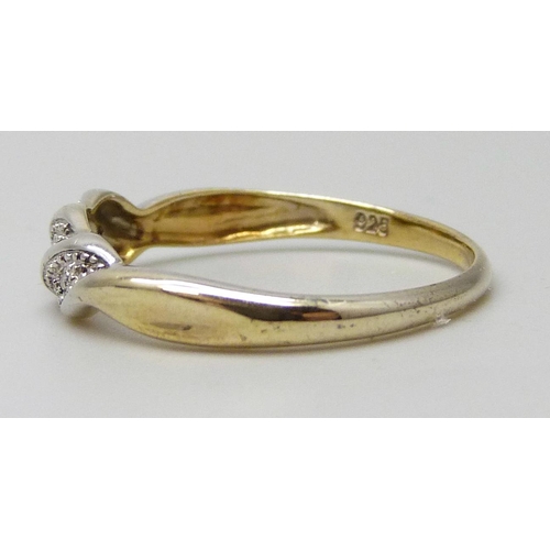 7006 - A silver gilt ring set with three diamond accents, P/Q