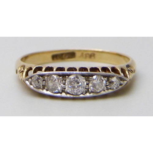 7009 - An 18ct gold five stone diamond ring, 2.4g, M