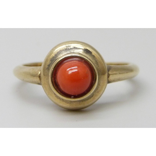 7010 - A 9ct gold cabochon coral ring, 3.3g, M/N