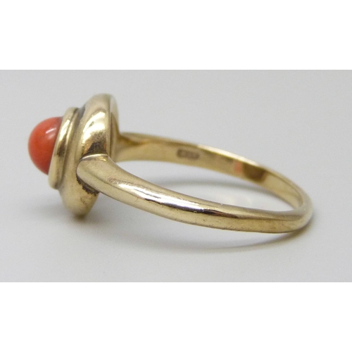 7010 - A 9ct gold cabochon coral ring, 3.3g, M/N