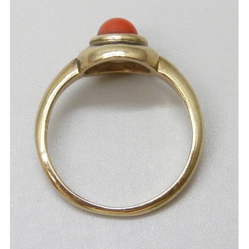 7010 - A 9ct gold cabochon coral ring, 3.3g, M/N