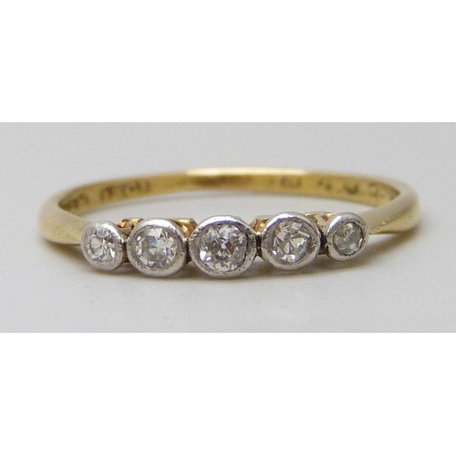 7011 - An 18ct gold five stone diamond ring, 1.8g, N