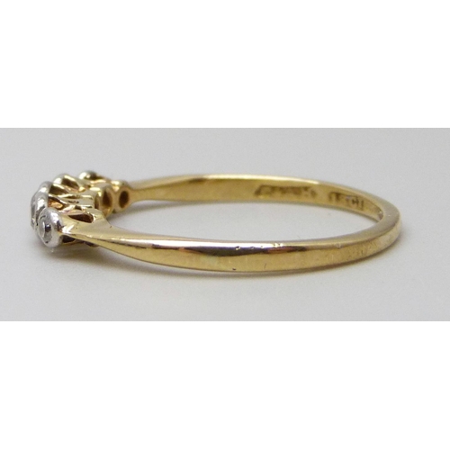 7011 - An 18ct gold five stone diamond ring, 1.8g, N