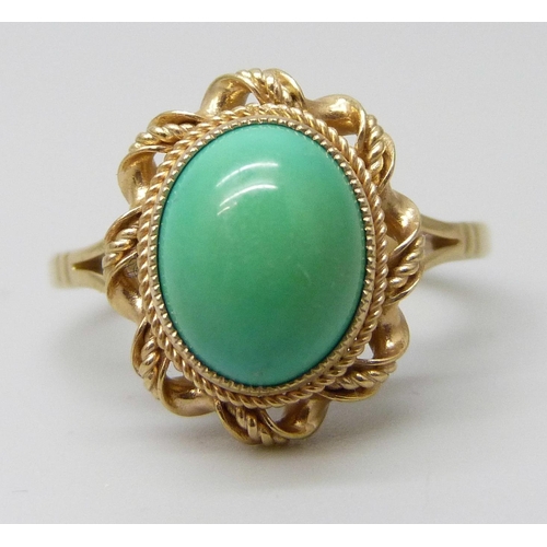 7016 - A 9ct gold cabochon green stone ring, 3.2g, M