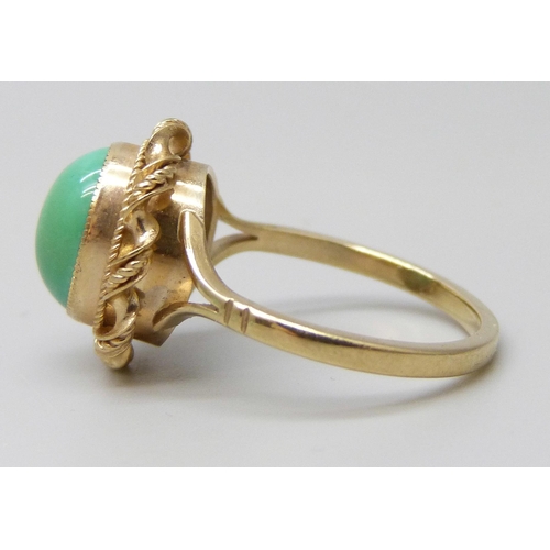 7016 - A 9ct gold cabochon green stone ring, 3.2g, M