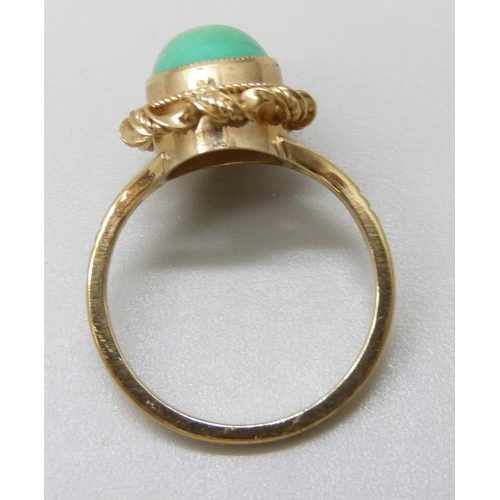 7016 - A 9ct gold cabochon green stone ring, 3.2g, M