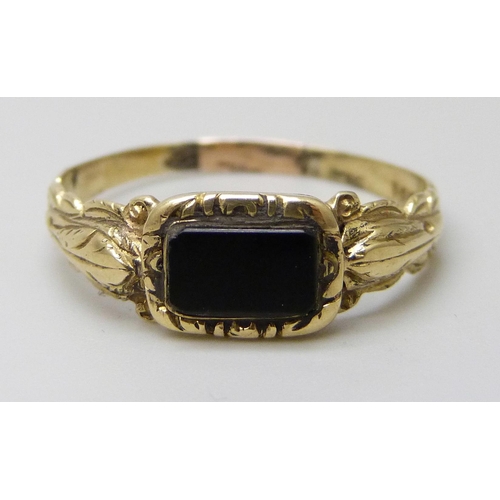 7020 - A Victorian yellow metal mourning ring, inscription to reverse of setting, stamped 18ct, 2.1g, S