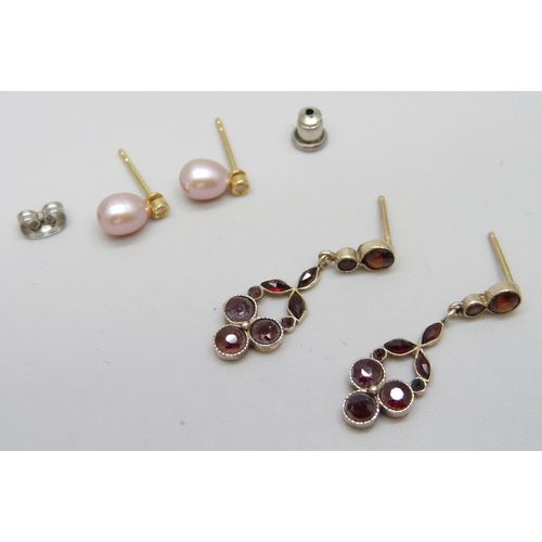 7022 - A pair of 9ct gold and garnet earrings, and a pair of 18ct gold, pink pearl and diamond earrings, bo... 