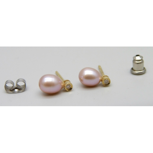 7022 - A pair of 9ct gold and garnet earrings, and a pair of 18ct gold, pink pearl and diamond earrings, bo... 