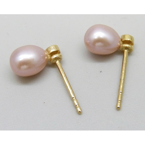 7022 - A pair of 9ct gold and garnet earrings, and a pair of 18ct gold, pink pearl and diamond earrings, bo... 