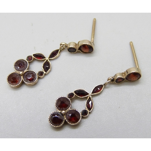 7022 - A pair of 9ct gold and garnet earrings, and a pair of 18ct gold, pink pearl and diamond earrings, bo... 