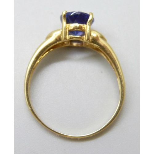 7025 - An 18ct gold Kyanite solitaire ring, 4g, T/U