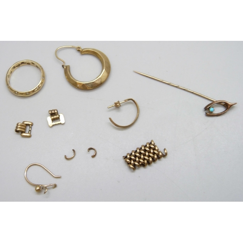 7027 - A 9ct gold ring, 2.6g, a 9ct gold topped wishbone pin, a single 9ct gold earring, a 9ct gold hook et... 