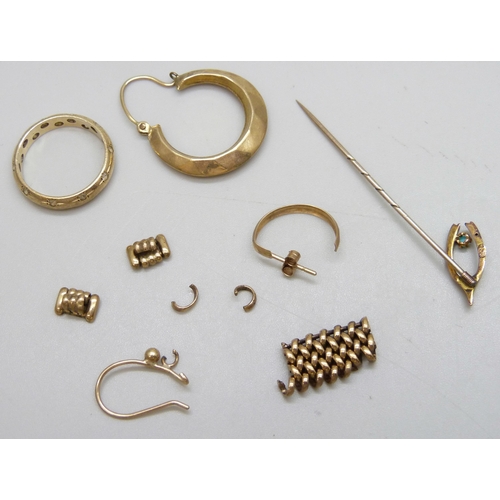 7027 - A 9ct gold ring, 2.6g, a 9ct gold topped wishbone pin, a single 9ct gold earring, a 9ct gold hook et... 