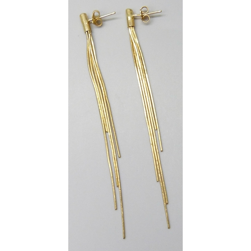 7029 - A pair of 18ct gold drop earrings, 6.8g, 9.2cm