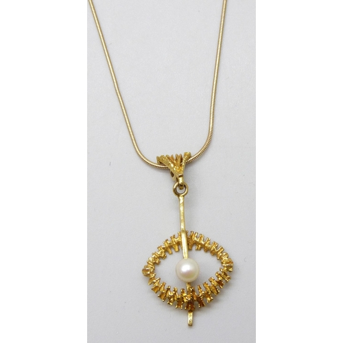 7030 - A hallmarked 9ct gold Brutalist style pendant set with a pearl, on a 9ct gold chain, 4.7g total weig... 