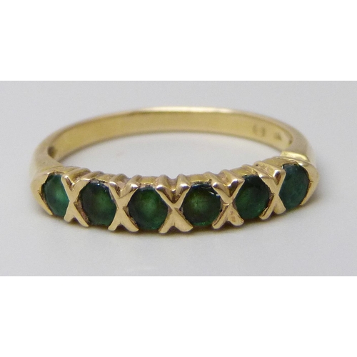 7033 - An 18ct gold and green stone ring, 2.3g, L