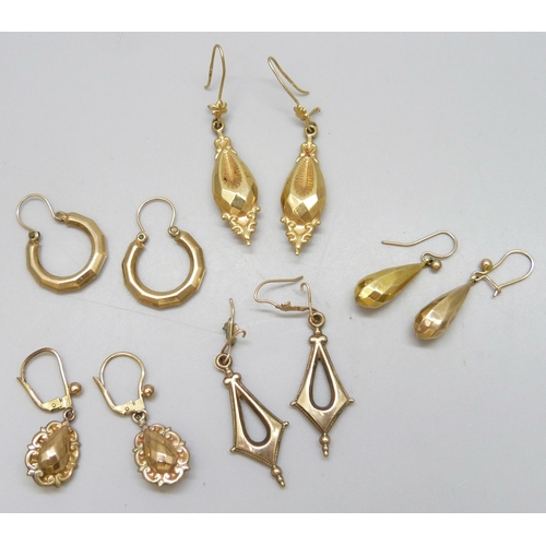 7036 - Four pairs of 9ct gold earrings, 7.5g, together with a pair of unmarked earrings with 9kt gold hooks... 