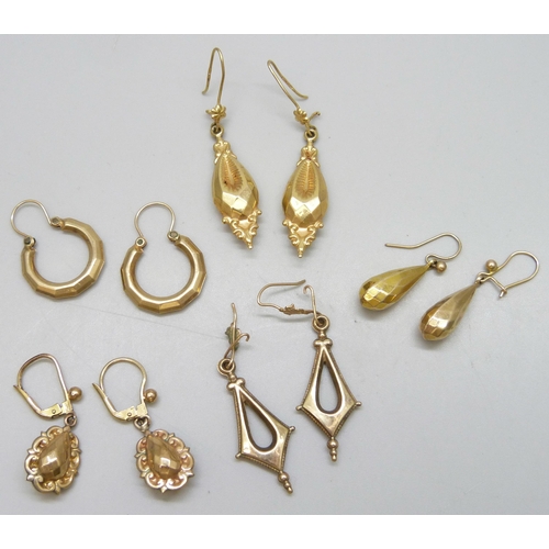 7036 - Four pairs of 9ct gold earrings, 7.5g, together with a pair of unmarked earrings with 9kt gold hooks... 