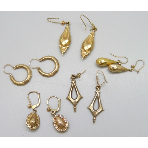 7036 - Four pairs of 9ct gold earrings, 7.5g, together with a pair of unmarked earrings with 9kt gold hooks... 