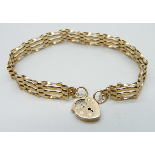 7038 - A 9ct gold gate bracelet, 5.2g, 1cm wide