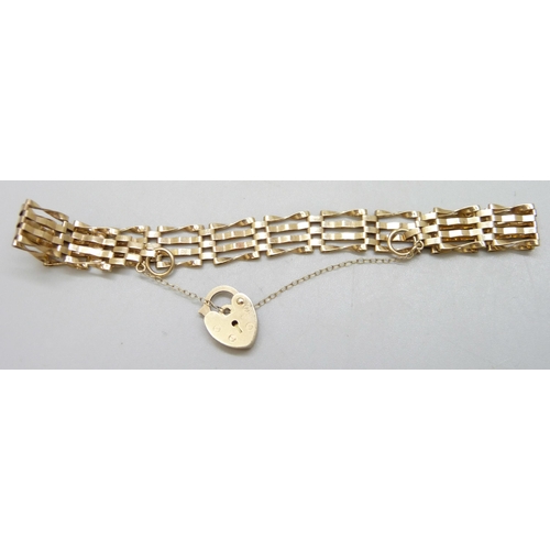 7038 - A 9ct gold gate bracelet, 5.2g, 1cm wide