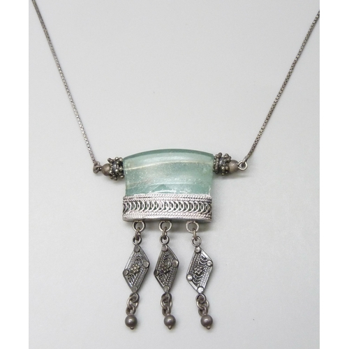 7042 - A silver and Roman glass necklace, 14g, 5.5cm pendant drop