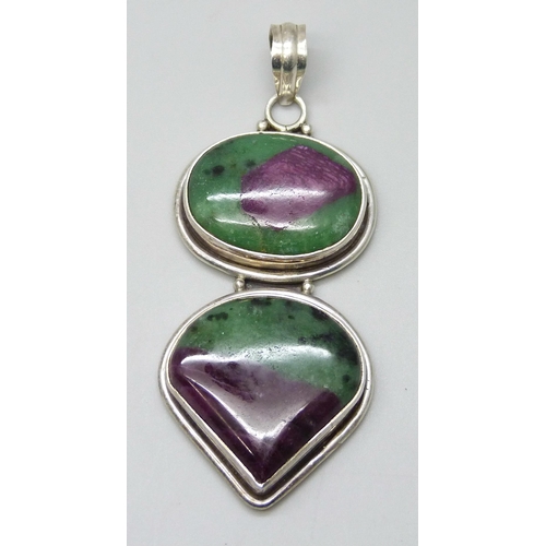 7047 - A ruby zoisite set silver pendant, 31g, 7.5cm