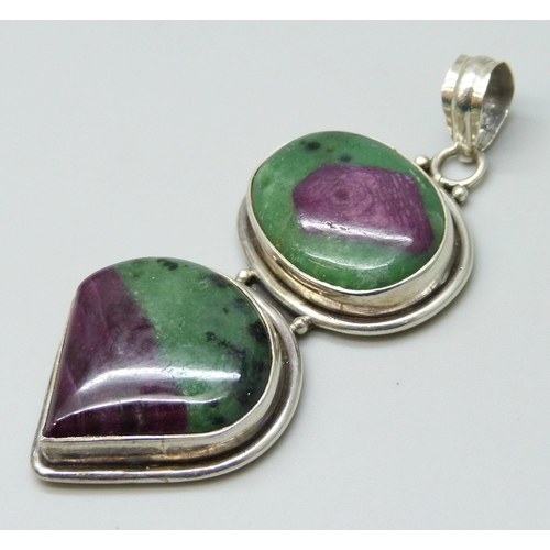 7047 - A ruby zoisite set silver pendant, 31g, 7.5cm