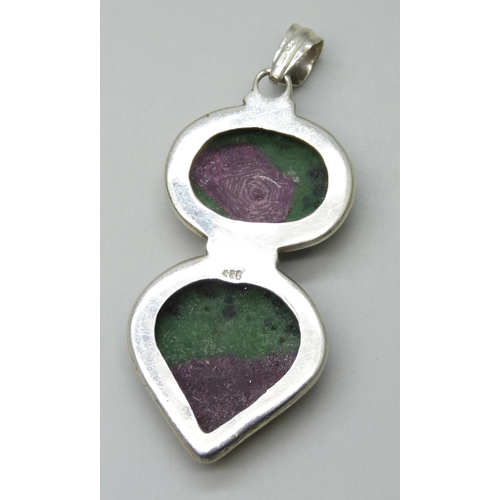 7047 - A ruby zoisite set silver pendant, 31g, 7.5cm