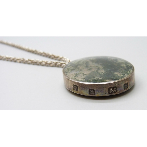 7051 - A large moss agate silver framed pendant on a silver chain, 55g