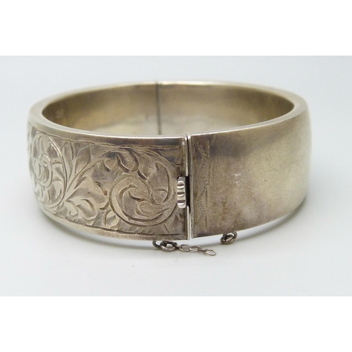 7052 - A vintage engraved silver bangle, lacking safety clasp, Birmingham 1946, 28g