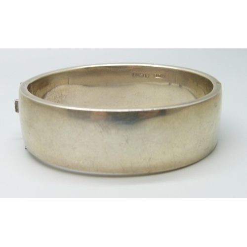 7052 - A vintage engraved silver bangle, lacking safety clasp, Birmingham 1946, 28g