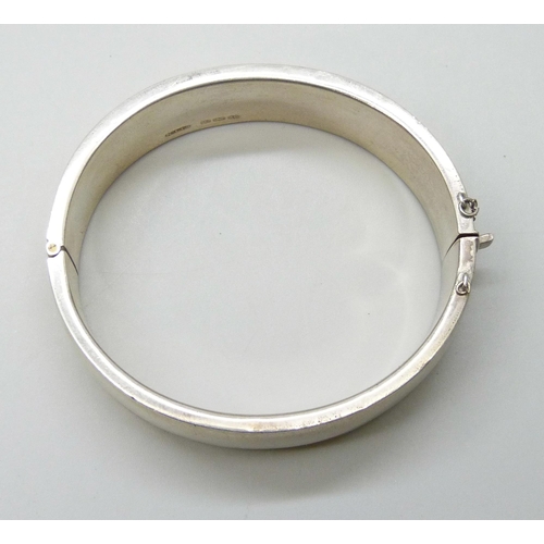 7052 - A vintage engraved silver bangle, lacking safety clasp, Birmingham 1946, 28g