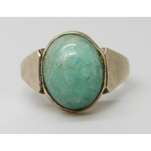 7053 - A cabochon green stone yellow metal ring, stamped 9k, 1.8g, H