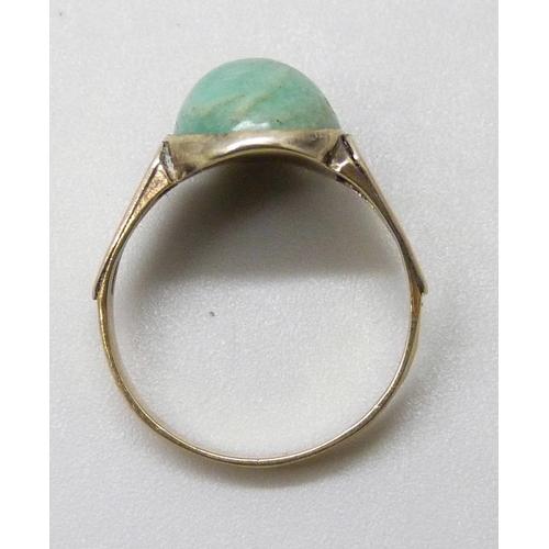 7053 - A cabochon green stone yellow metal ring, stamped 9k, 1.8g, H