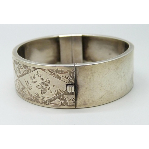 7057 - A Victorian Aesthetic Movement design bangle, Birmingham 1883, 22g, 1.8cm