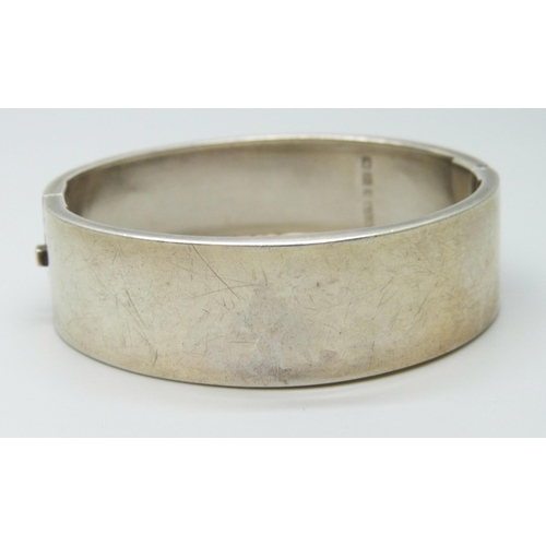 7057 - A Victorian Aesthetic Movement design bangle, Birmingham 1883, 22g, 1.8cm