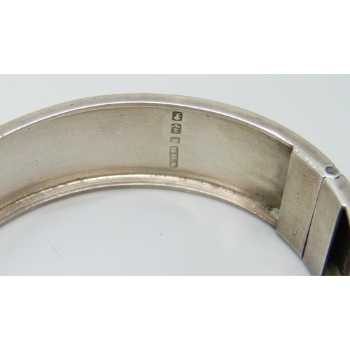 7057 - A Victorian Aesthetic Movement design bangle, Birmingham 1883, 22g, 1.8cm