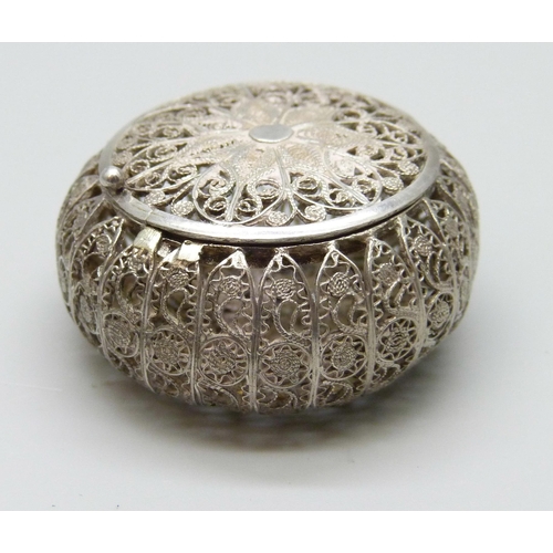 7058 - A .800 silver filigree pomander, 12g