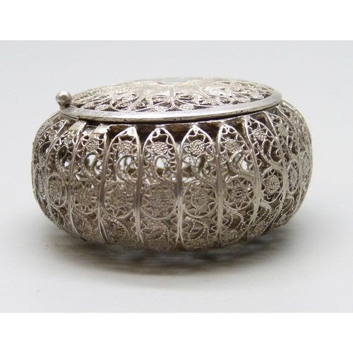 7058 - A .800 silver filigree pomander, 12g