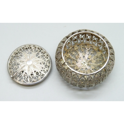 7058 - A .800 silver filigree pomander, 12g